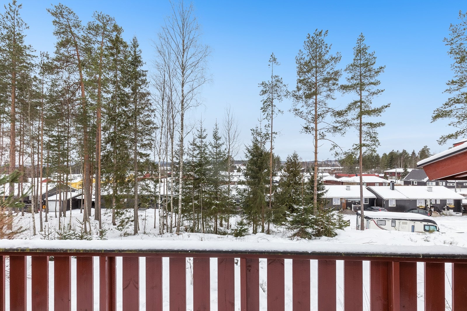 Fra den vestvendte terrassen er det utsikt til nærområdet. Herfra er det kort vei til fine turmuligheter. Galleribilde