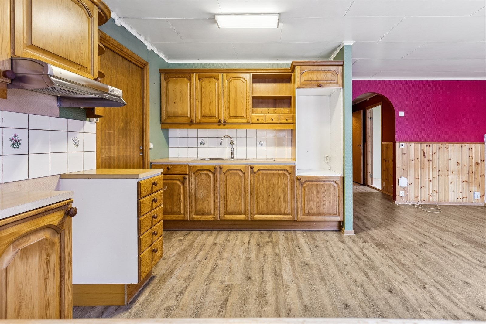 Fra kjøkkenet er det praktisk adkomst til en av boligens innvendige boder via skyvedør. Galleribilde