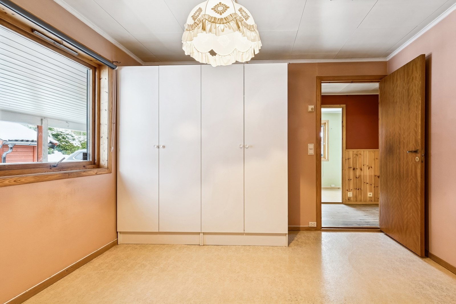 Romslig garderobeskap gir gode oppbevaringsmuligheter på soverommet. Galleribilde