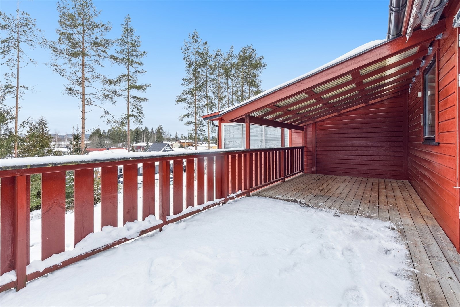 En flott uteplass med god plass til møbler, planter og utstyr. Det er montert markise. Galleribilde