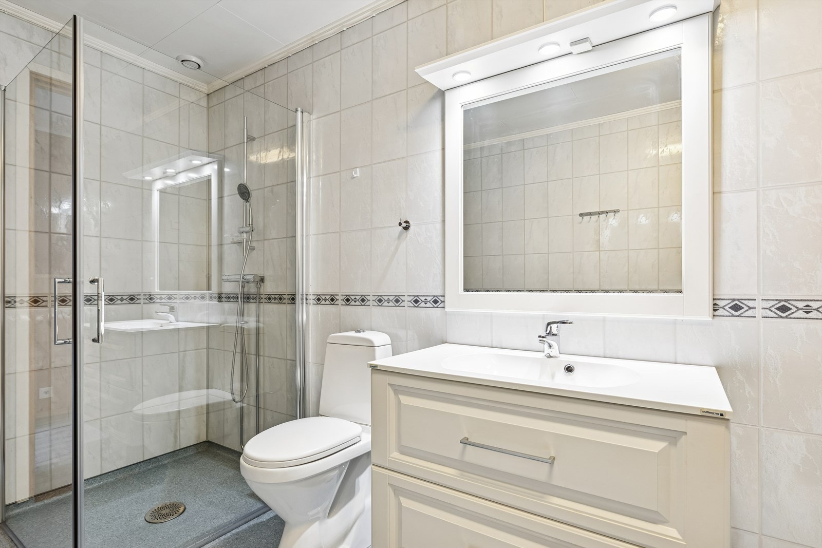 Badet ble modernisert i 2013 og er utstyrt med dusjhjørne, toalett og servant i innredning. Galleribilde