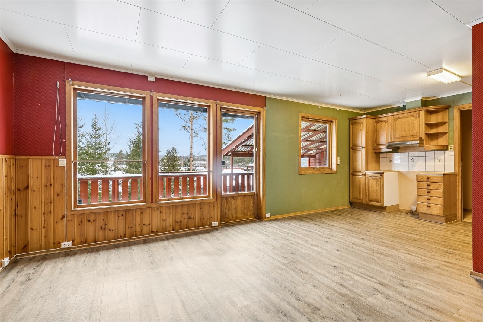 Åpen stue- og kjøkkenløsning skaper en god romfølelse. Galleribilde