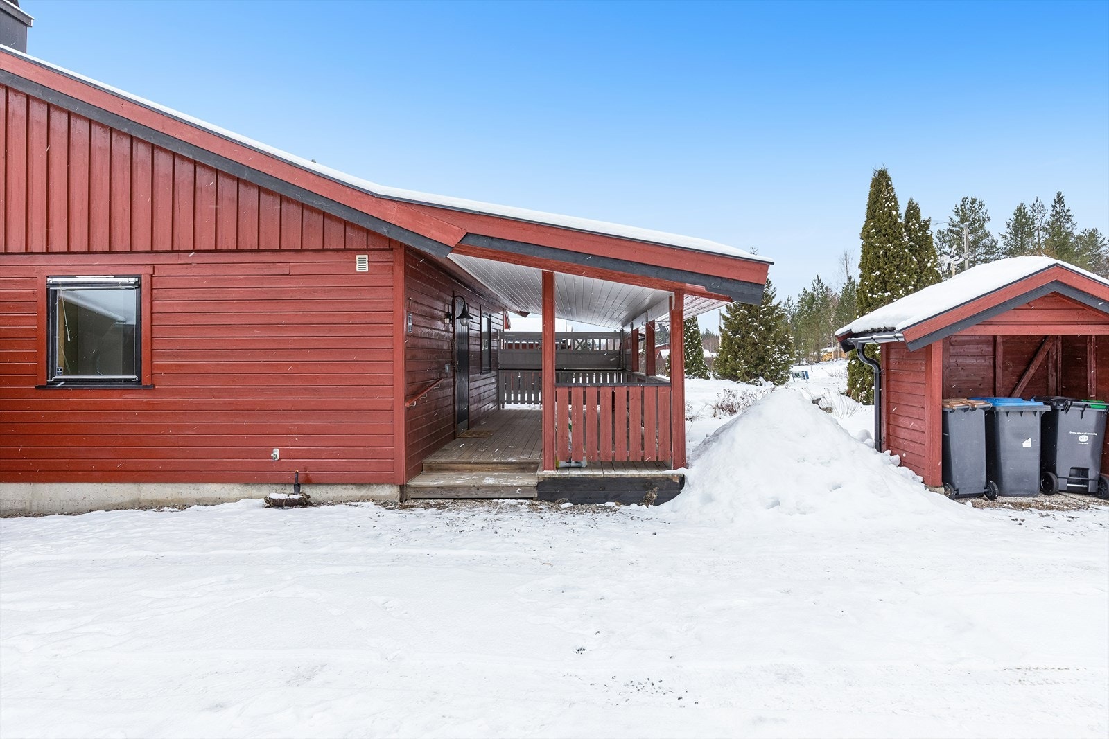 Overbygget inngangsparti på 20 m² gir en lun og praktisk adkomst til boligen. Galleribilde