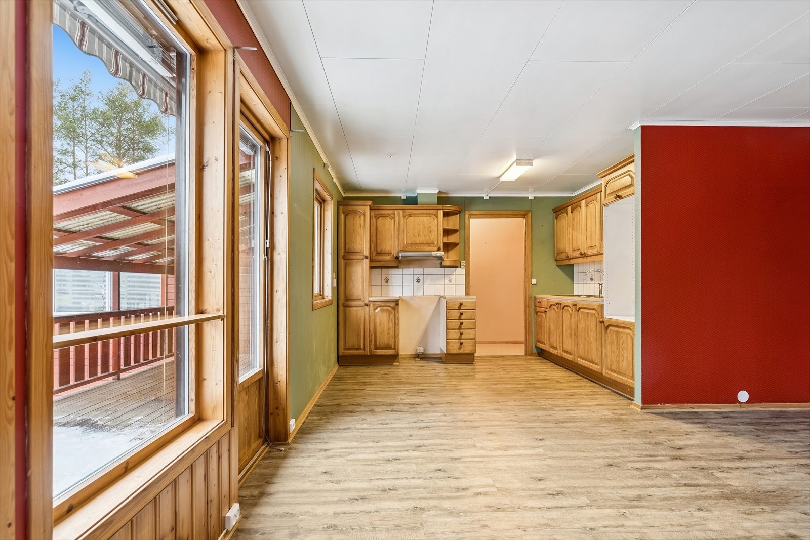 Fra stuen er det direkte utgang til den delvis overbygde terrassen på 22 m². Galleribilde