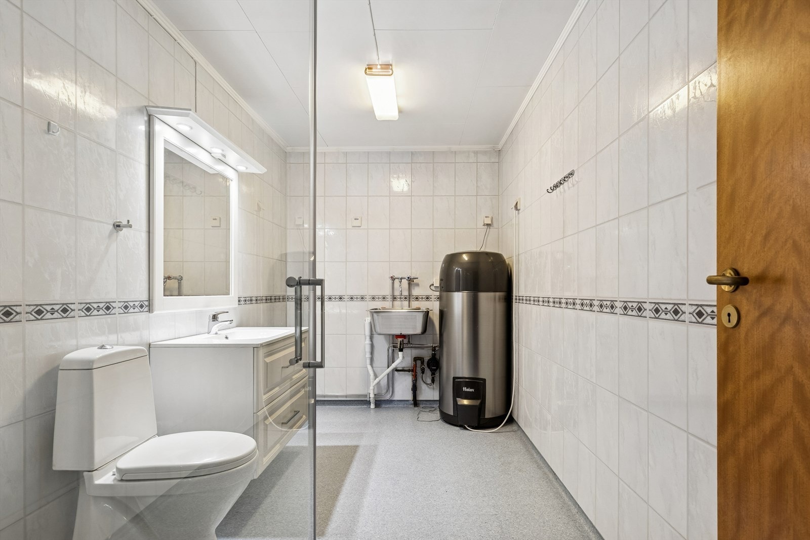 Her er det elektriske varmekabler i gulvet og opplegg for vaskemaskin. Galleribilde