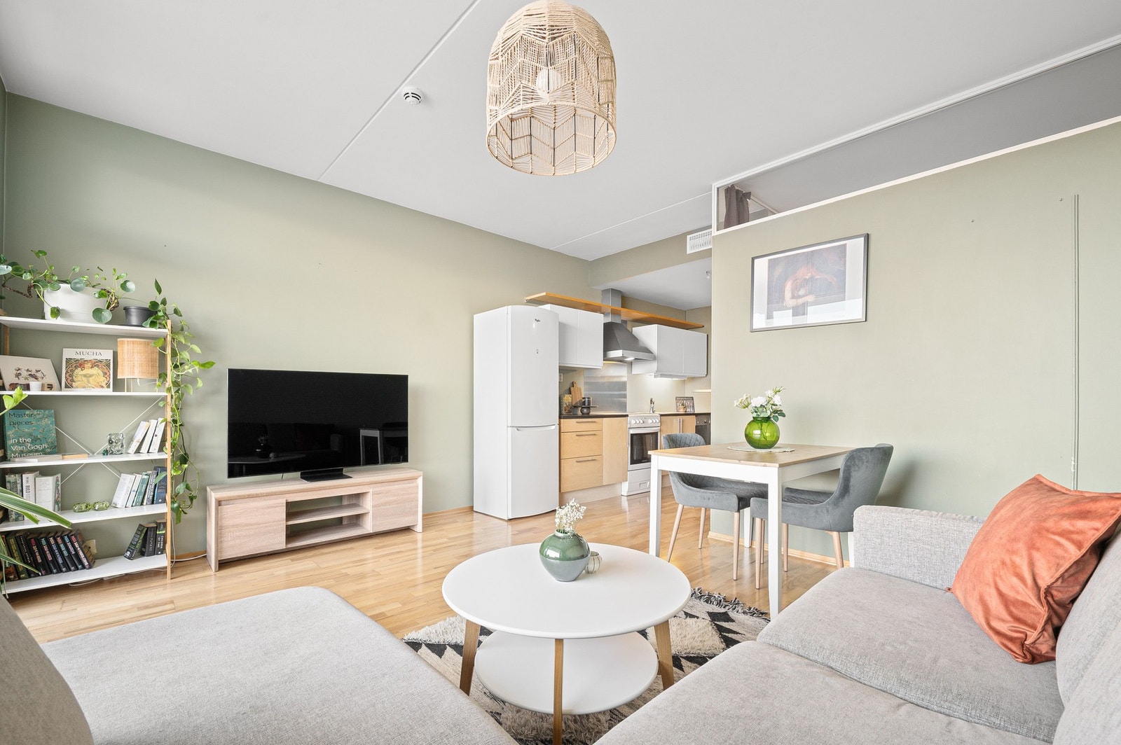 Leiligheten har en og lys åpen stue/kjøkkenløsning på over 22 m². Galleribilde