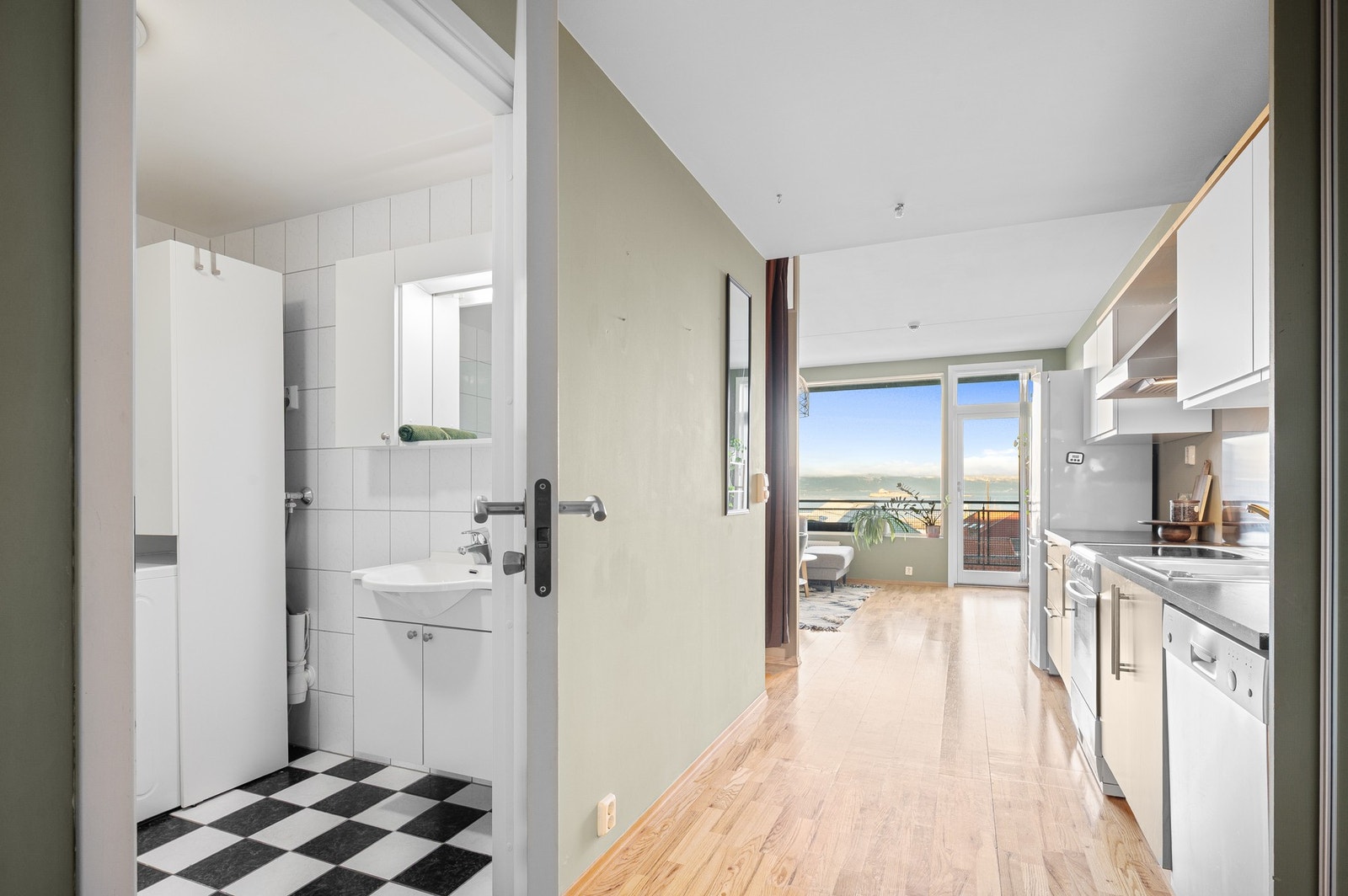 Fra inngangspartiet får man baderommet første dør inn til venstre. Galleribilde