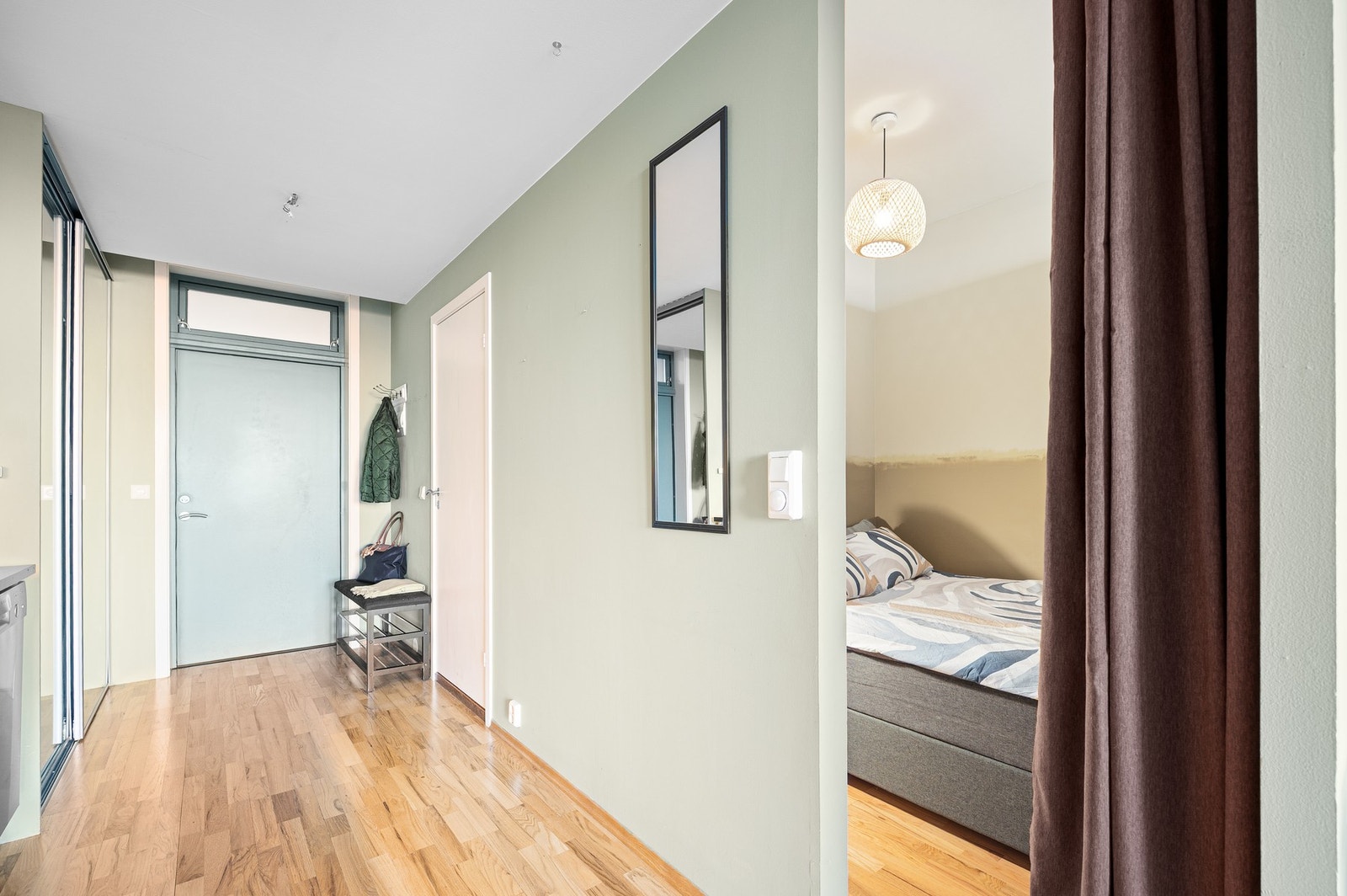 Sovealkoven er etablert ved å ta areal fra stuen. Galleribilde