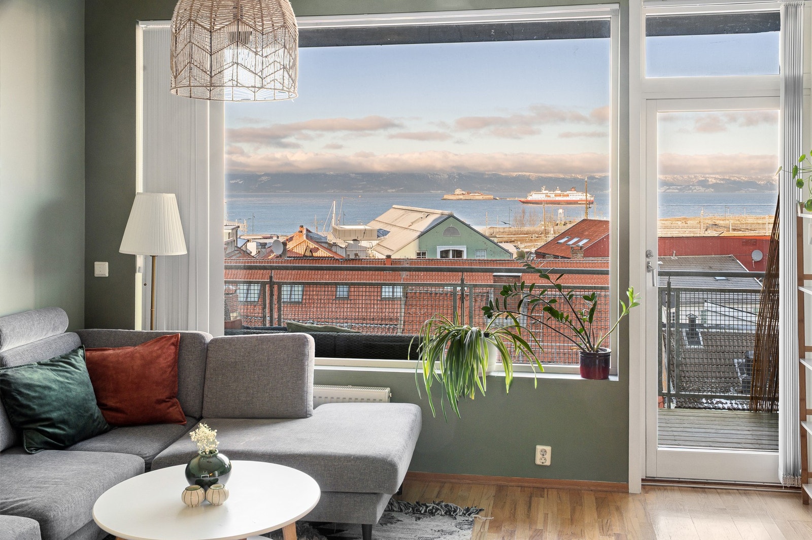 Fra stuen har man direkte utgang til egen takterrasse på nesten 7 m². Galleribilde