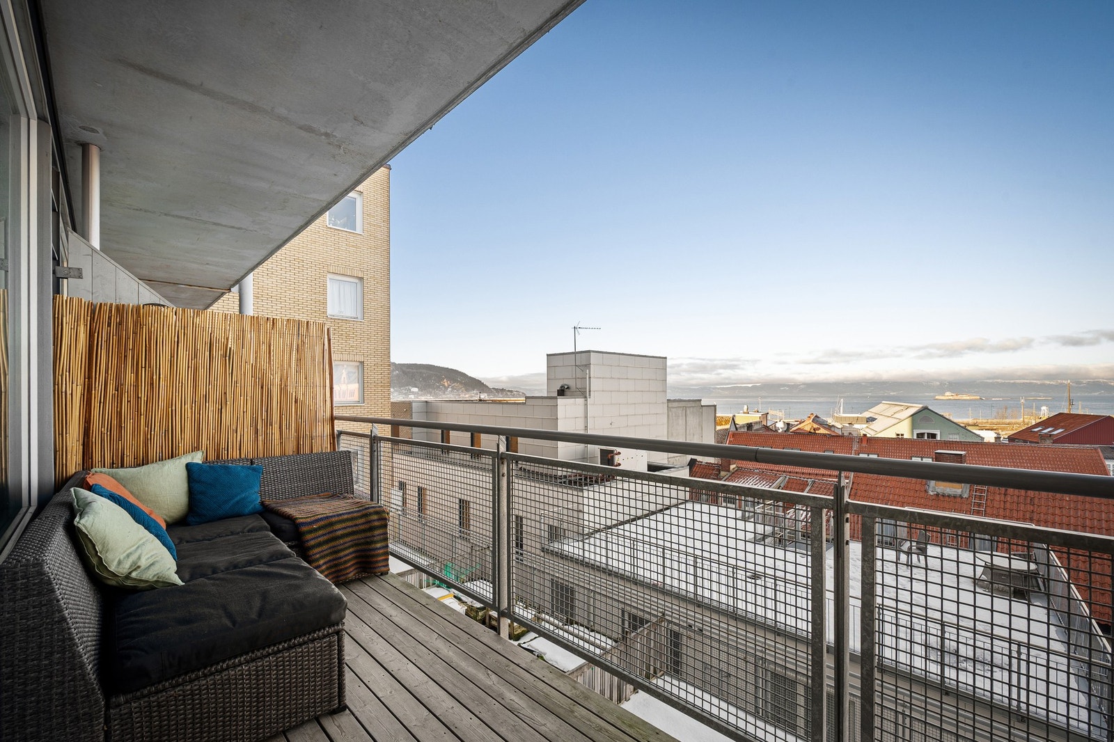 Flott utsikt mot Munkholmen og Fosenalpene. Galleribilde