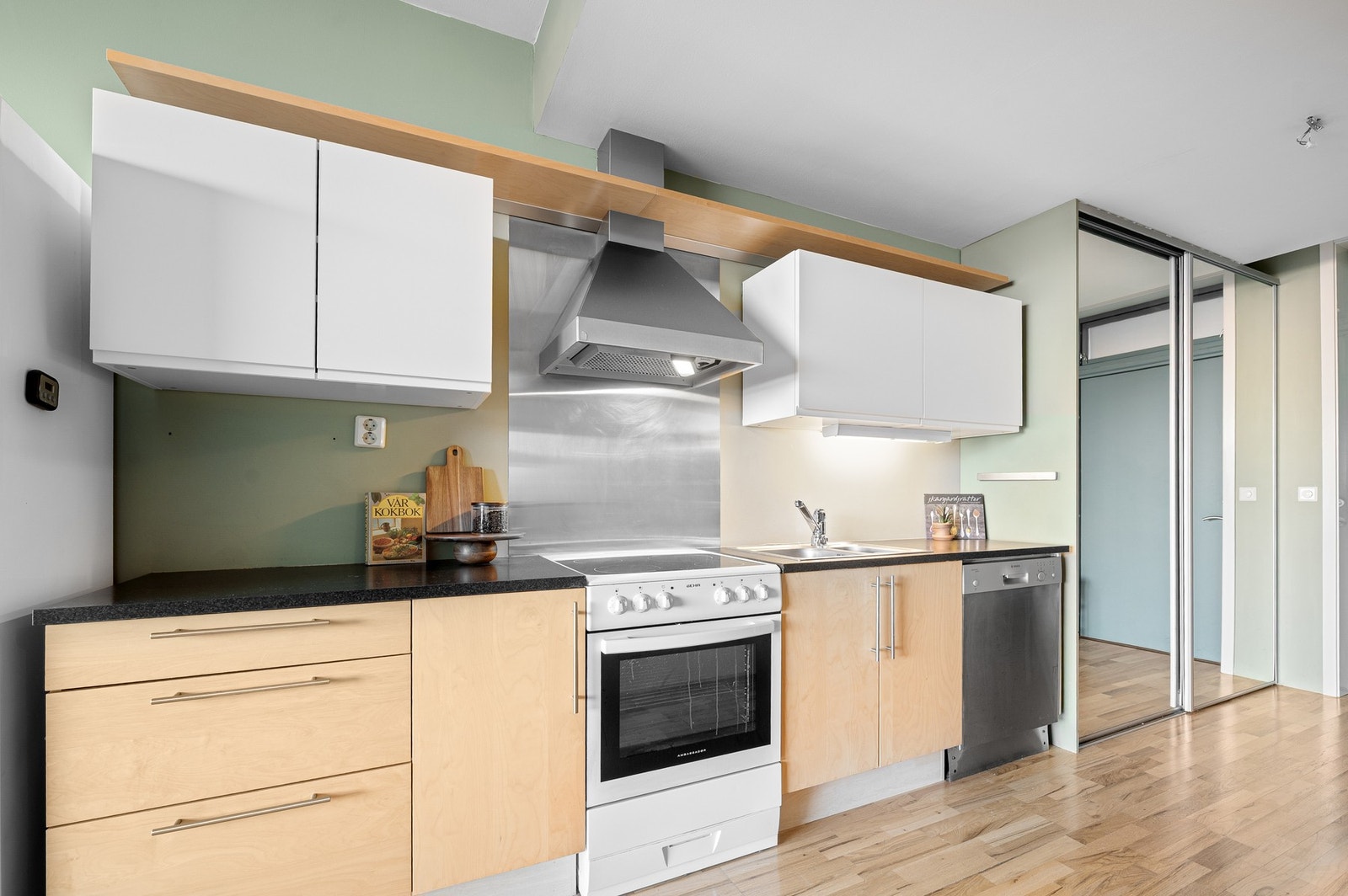 Det er avtrekk fra stekesone via byggets balanserte ventilasjonsanlegg. Galleribilde