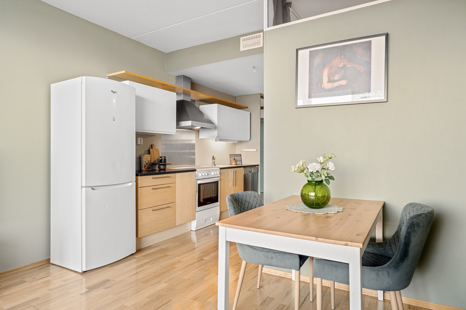 Spisebordet finner sin naturlige plass i overgangen mellom kjøkken og stue. Galleribilde