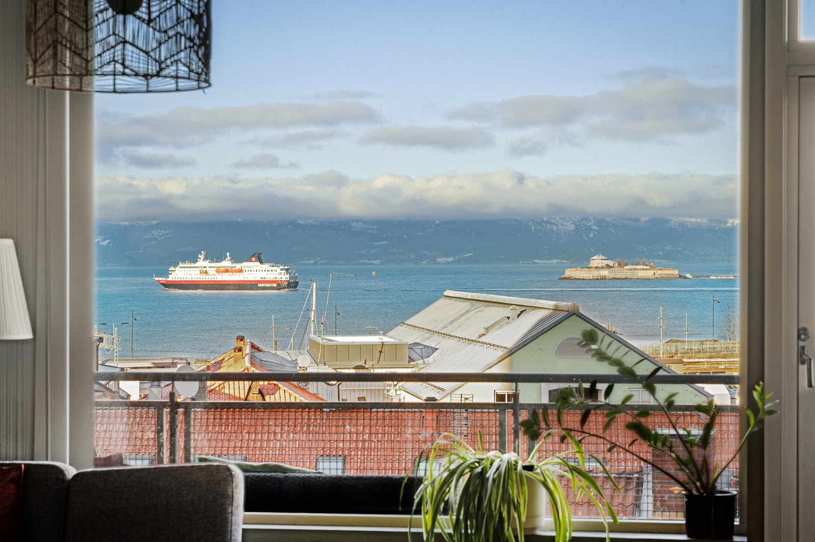 Her sitter man på orkesterplass når hurtigruten passerer Munkholmen. Galleribilde