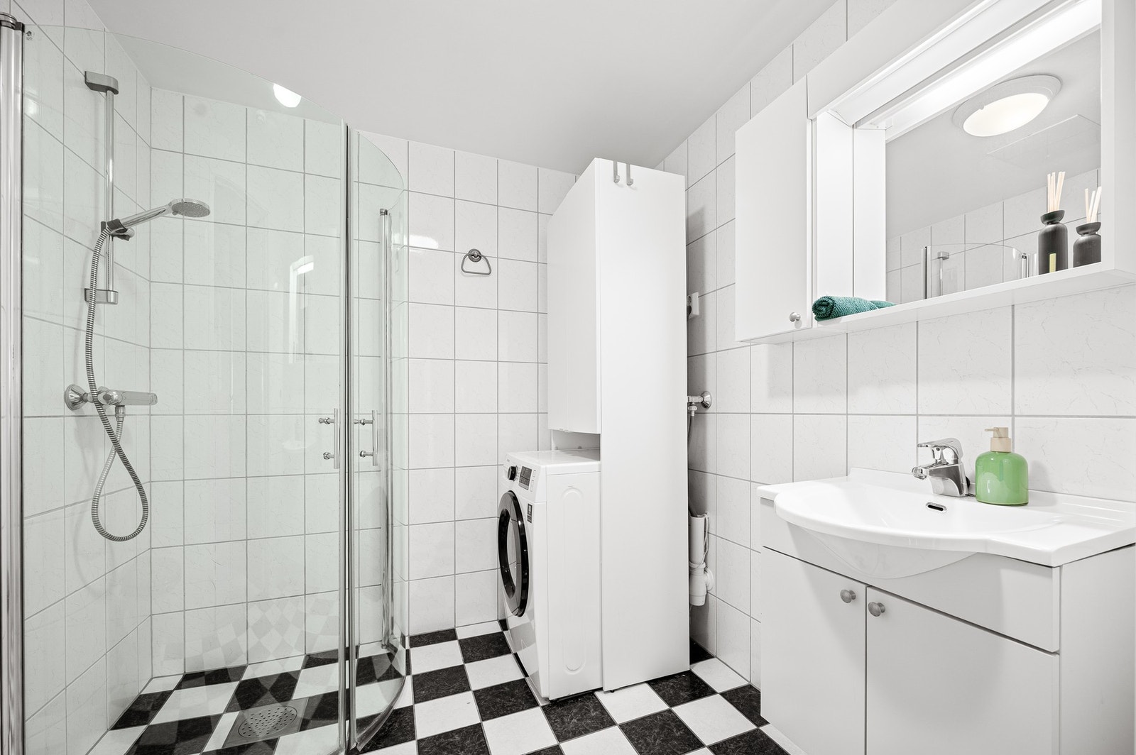 Flislagt bad med varmekabler i gulv og opplegg til vaskemaskin. Galleribilde