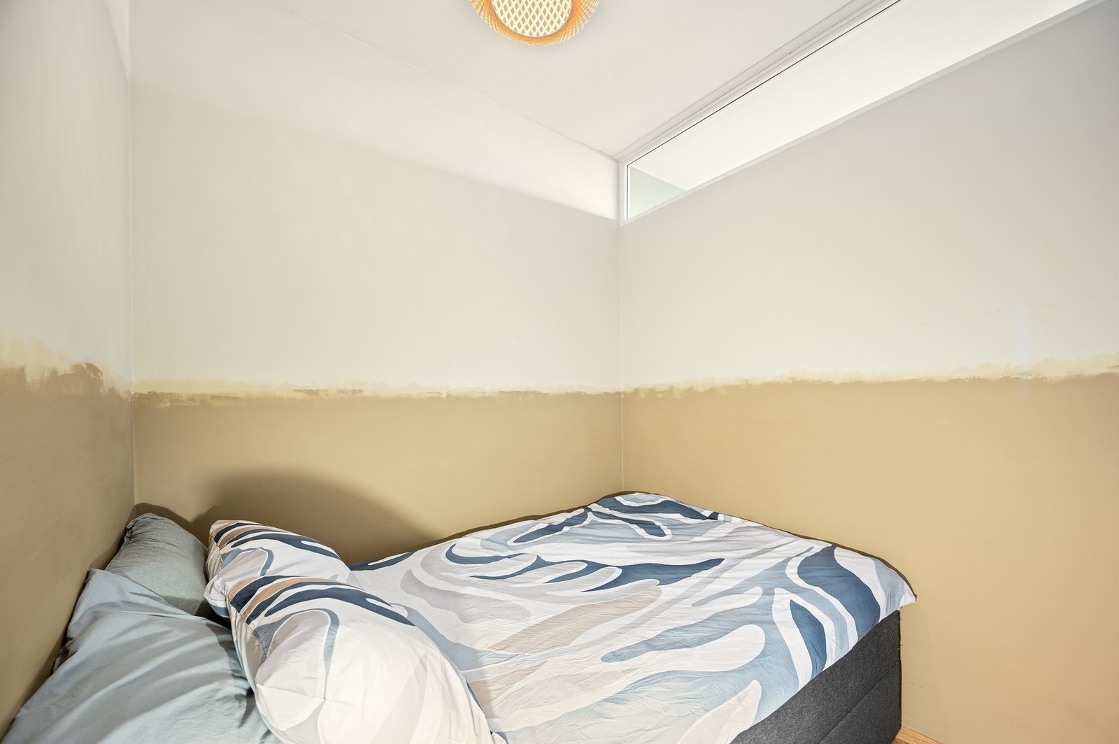 Rommet har god plass til dobbeltseng. Galleribilde