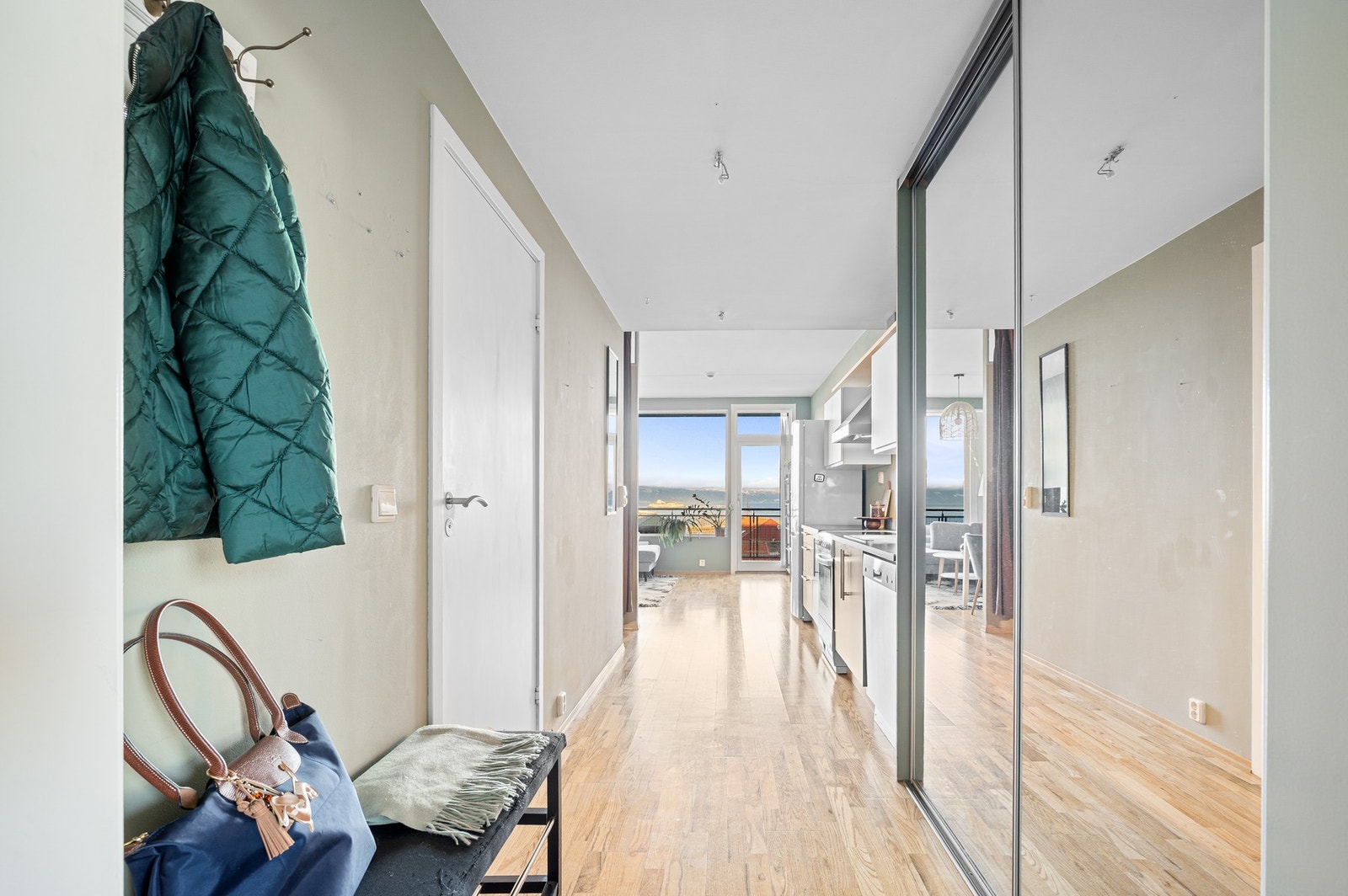 Entréen er på ca. 4,5 m² og er innredet med garderobeskap som medfølger handelen. Galleribilde