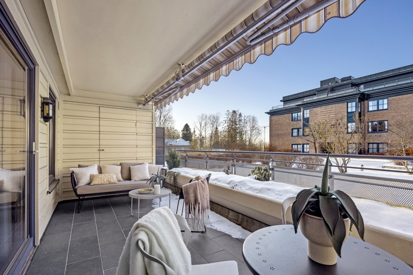 Stor og funksjonell terrasse på ca. 14 kvm, med gode muligheter for ulike utemøblement. Galleribilde