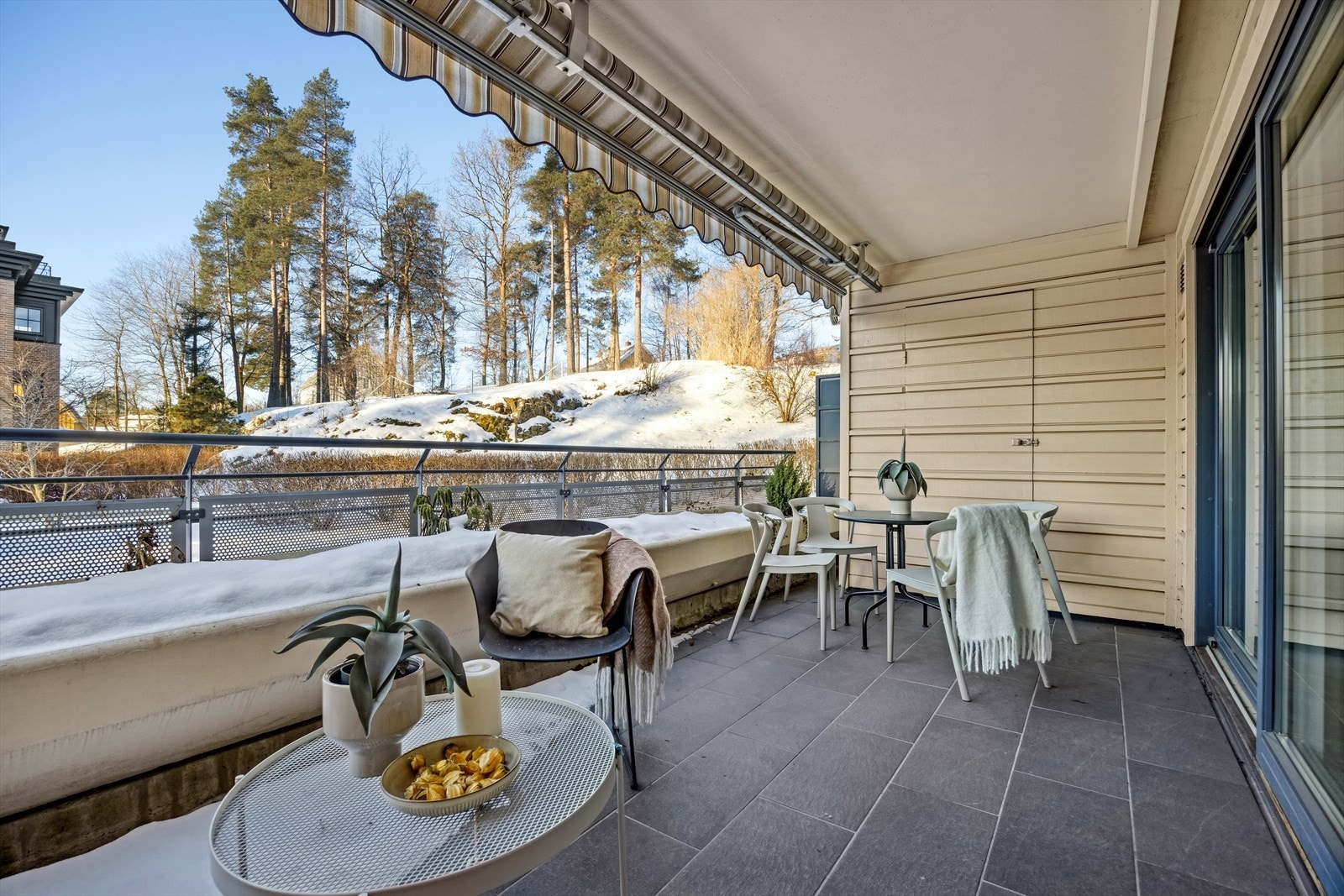 På terrassen er det gode oppbevaringsmuligheter i to boder på til sammen 9 kvm. Galleribilde