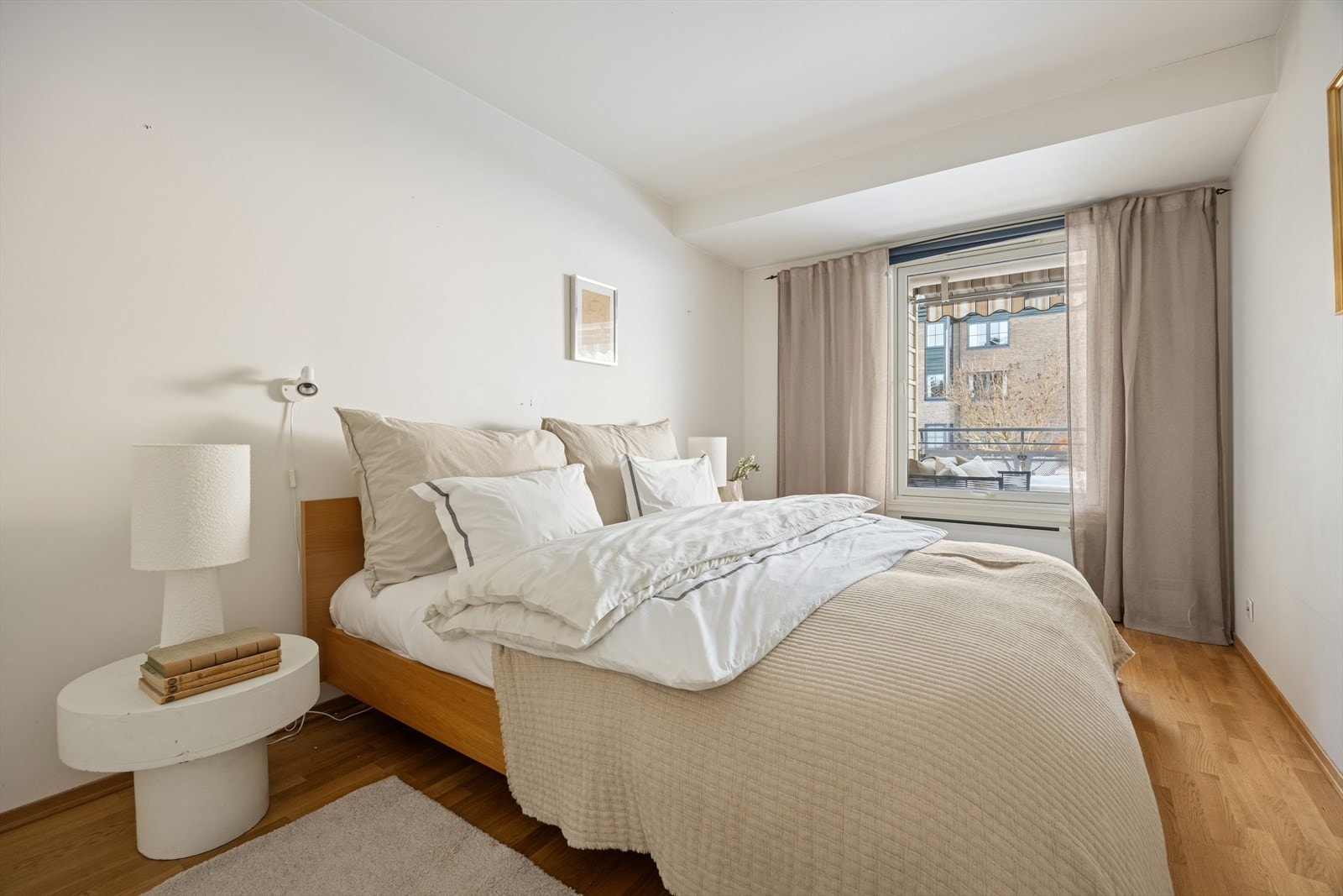 Soverommet er av god størrelse, med plass til dobbeltseng og annet møblement. Galleribilde