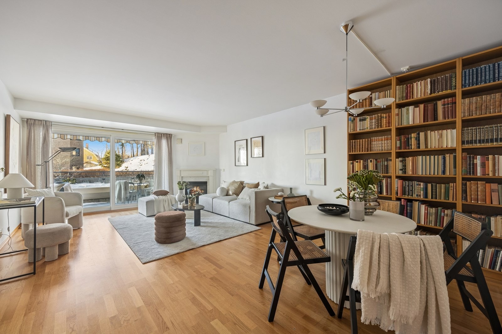 Fra stuen er det direkte utgang til en vestvendt og solrik terrasse. Galleribilde