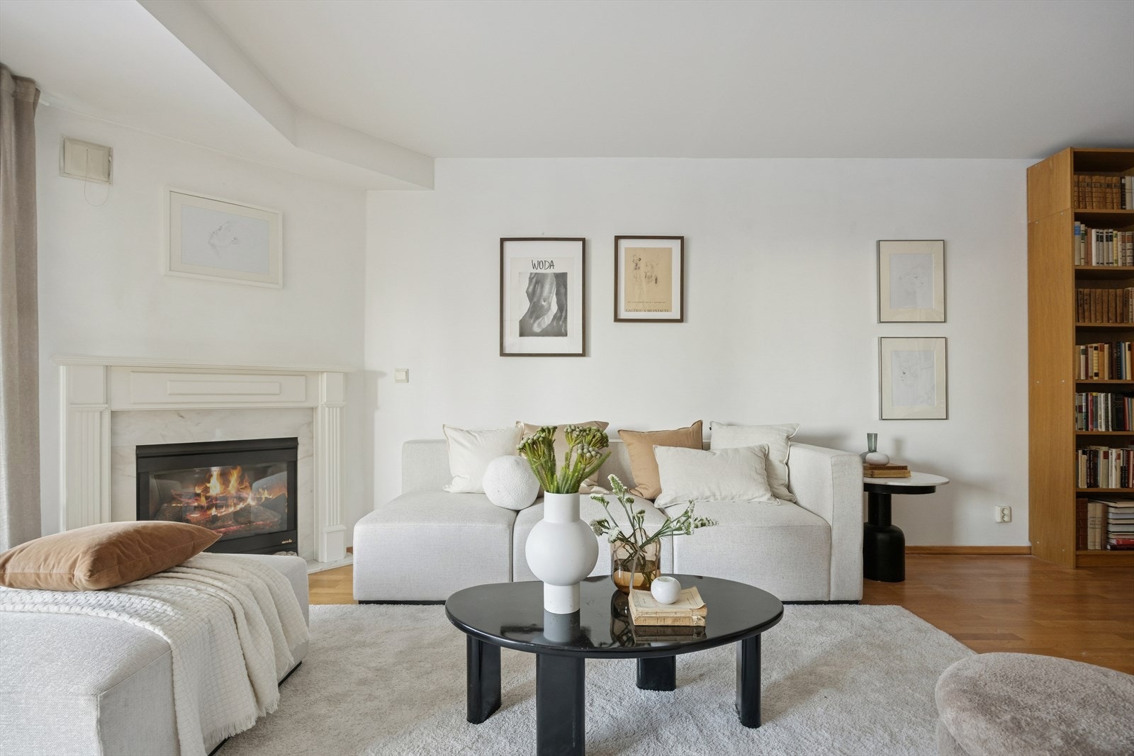 Den romslige planløsning gjør det enkelt å innrede oppholdsrommet i ulike soner. Galleribilde