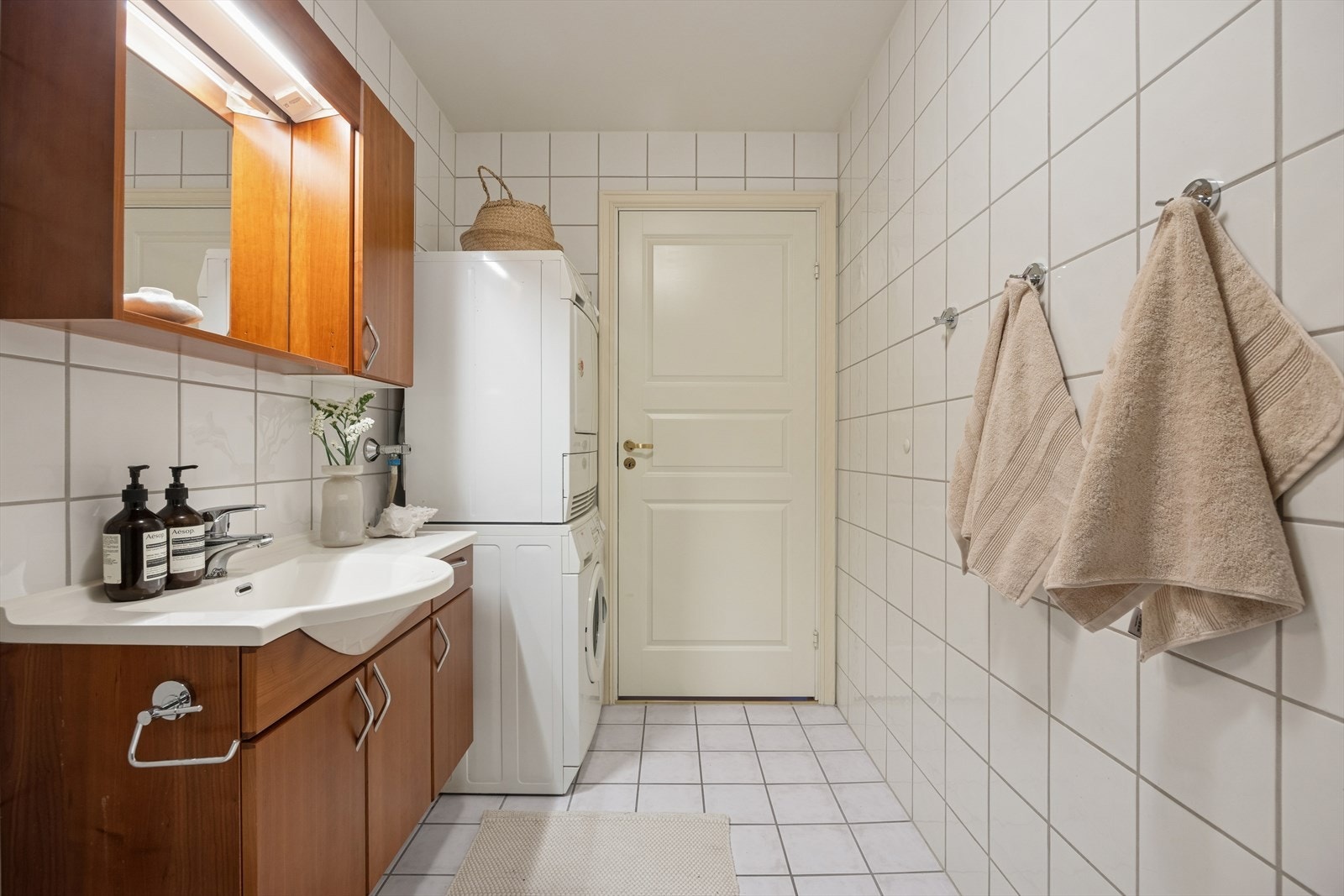 Baderommet har også elektriske varmekabler, flislagt gulv og mulighet for vaskemaskin, samt tørketrommel. Galleribilde