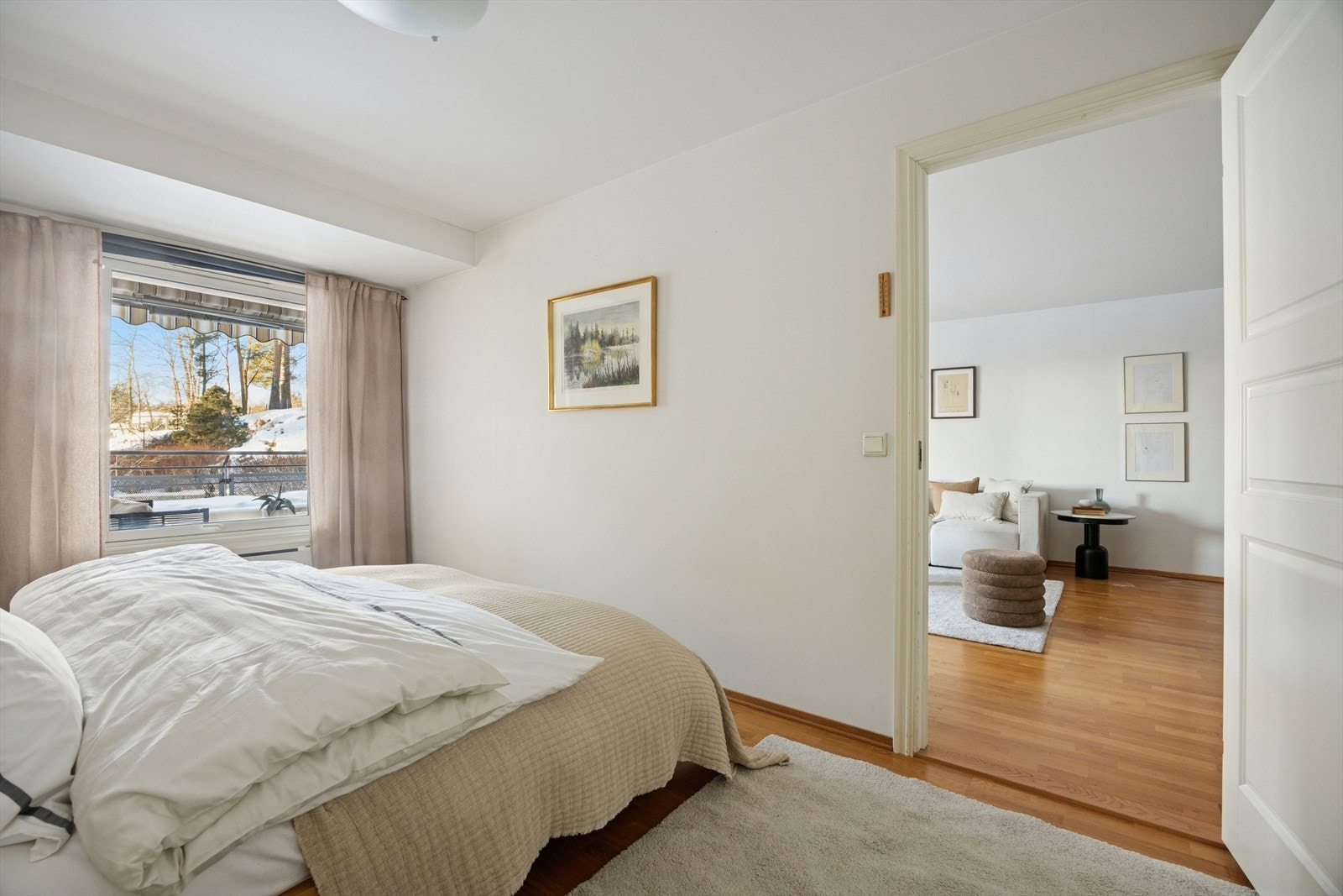 Den store vindusflaten slipper inn rikelig med naturlig lys på soverommet. Galleribilde