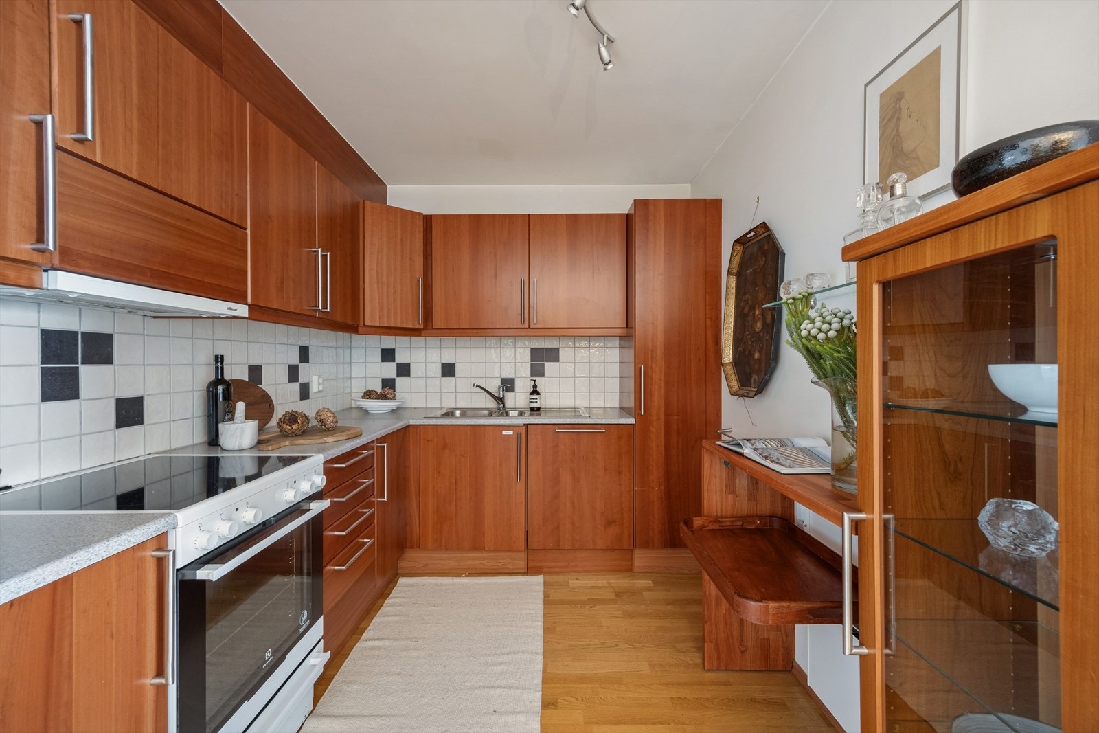 Kjøkkenet er innredet med kjøleskap, komfyr, elektrisk avtrekksvifte over benk, samt integrert oppvaskmaskin. Galleribilde