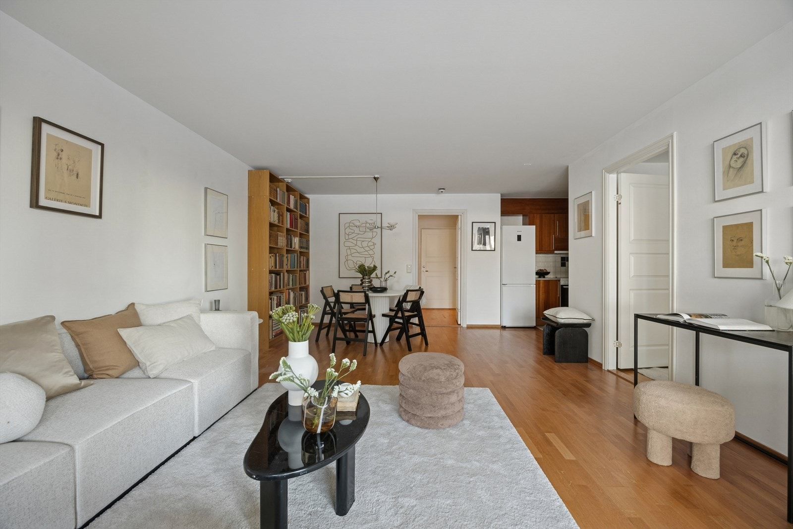 Fra éntreen kommer man inn til en stor og lys stue, med plass til sofa, spisegruppe og annet møblement. Galleribilde