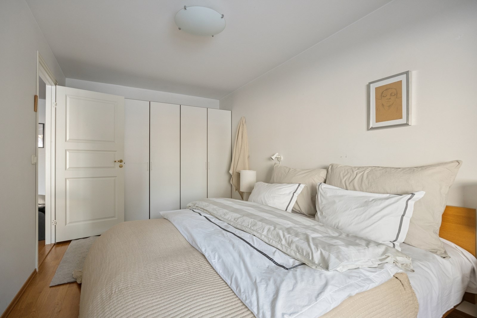 Stort garderobeskap som gir godt med plass til klær og annen oppbevaring. Galleribilde