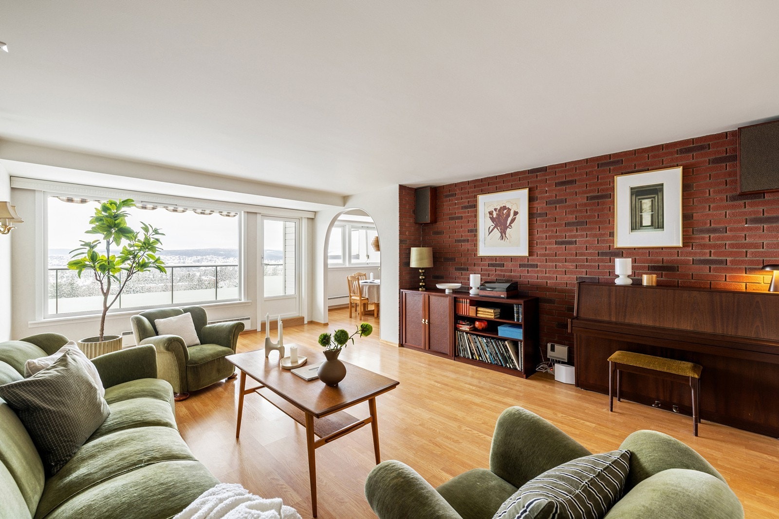 Kari Killi v/ Notar Romerike har gleden av å presentere Bjørnefaret 4B. Foto: Foto by Helene. Galleribilde