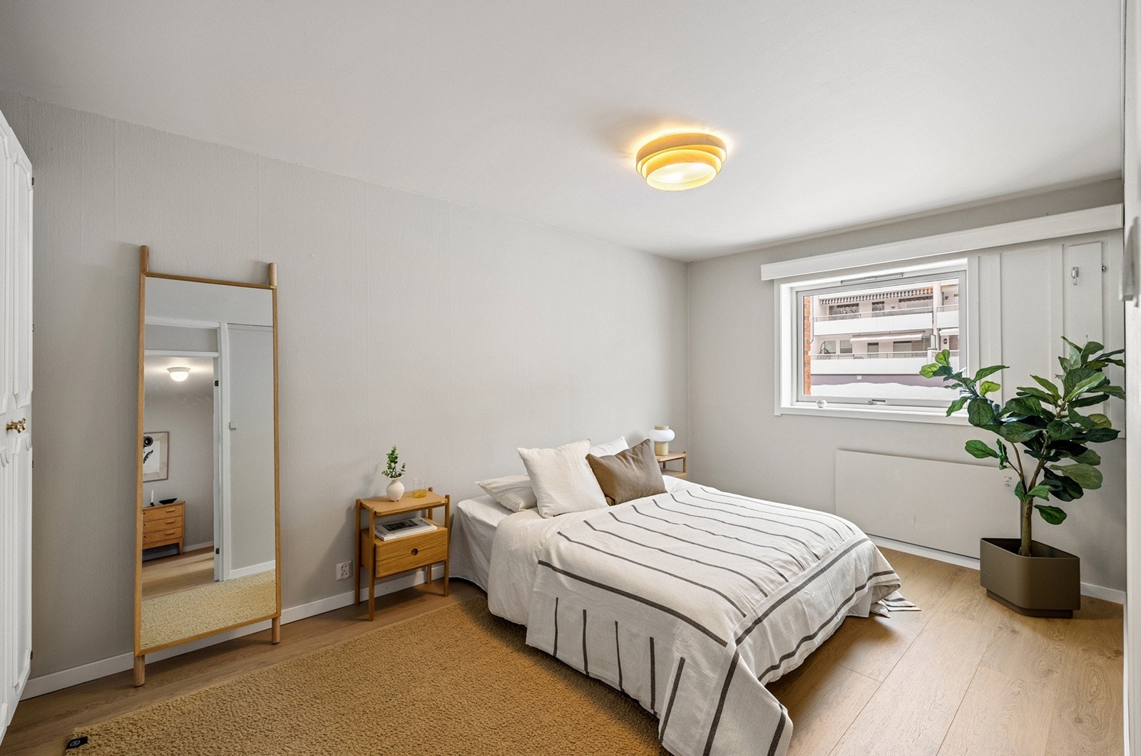 Hovedsoverommet er lyst og romslig med integrert garderobeskap. Her er det god plass til dobbeltseng med tilhørende nattbord. Galleribilde