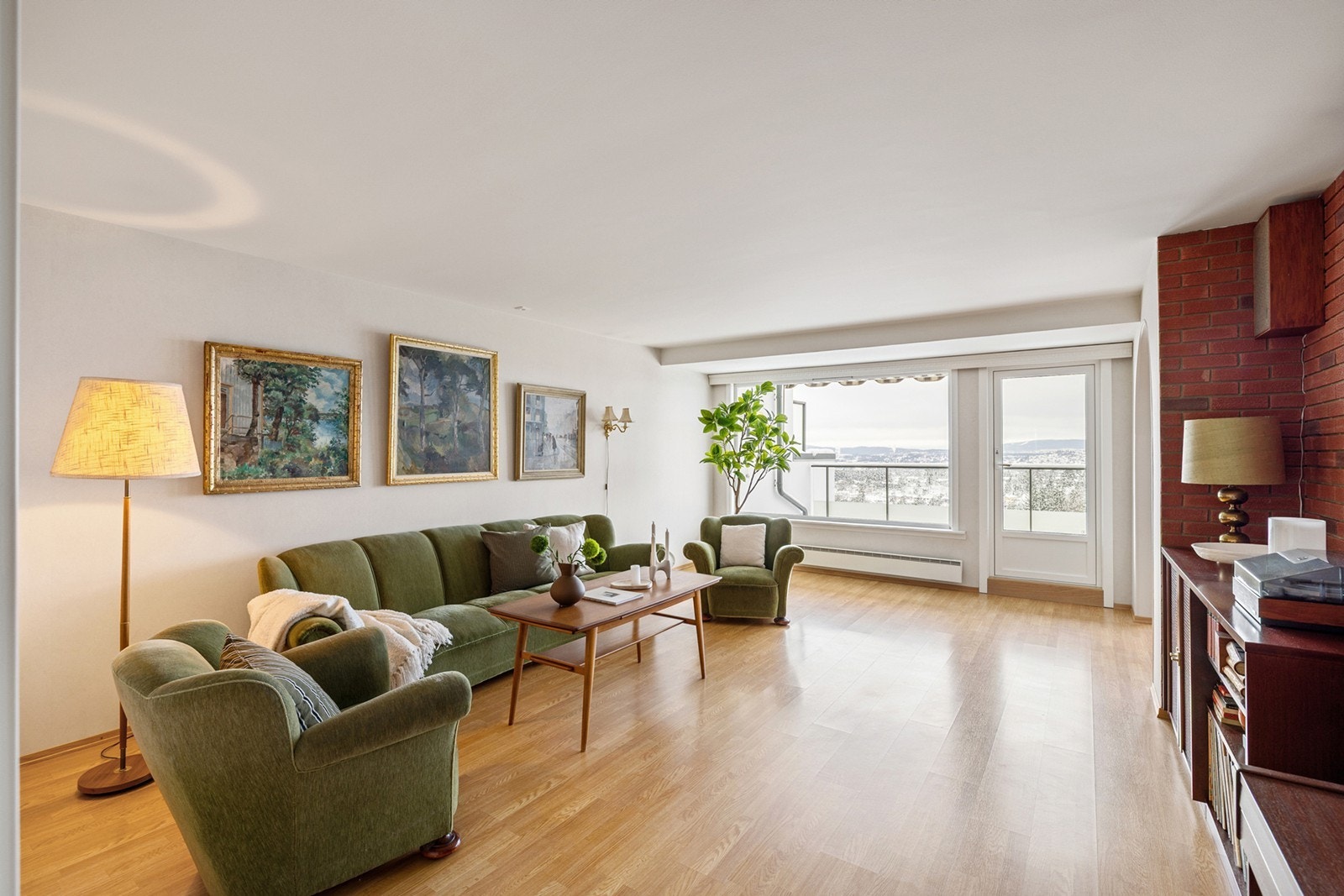 Stor og innbydende stue med store vindusflater som gir rikelig med dagslys. Galleribilde