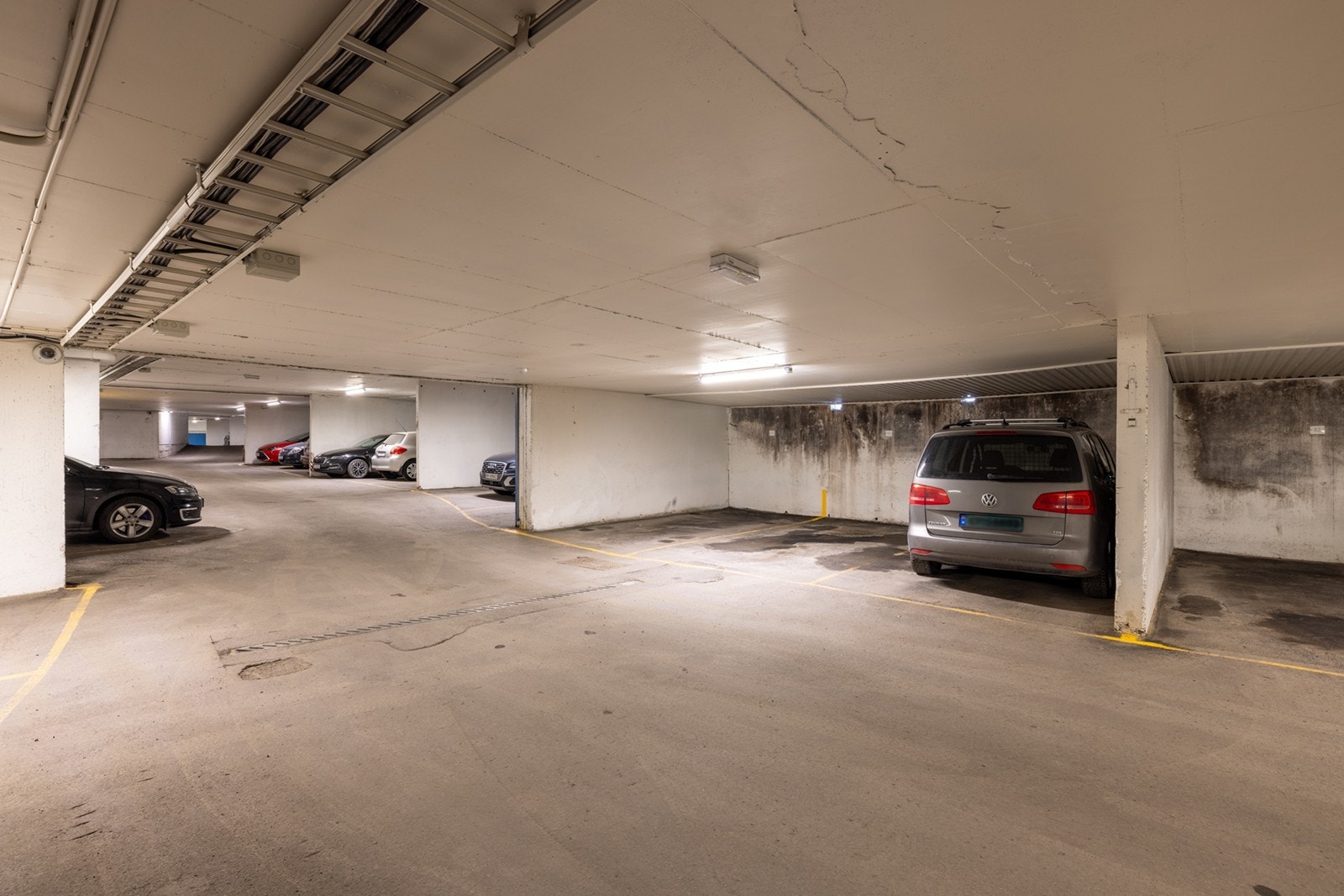 Det medfølger fast parkeringsplass, med mulighet for el-lader, i byggets garasjekjeller. Enkel adkomst med trapp fra felles inngang. Galleribilde