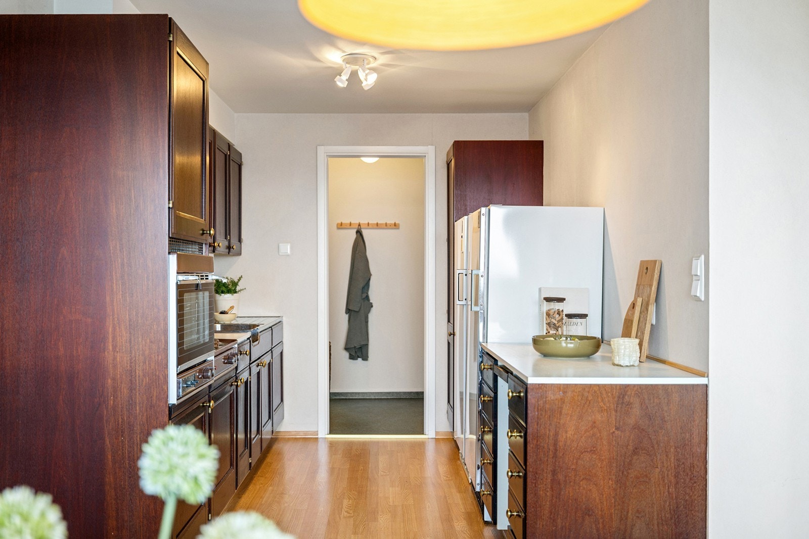 Fra kjøkkenet er det praktisk adkomst til vaskerom. Galleribilde