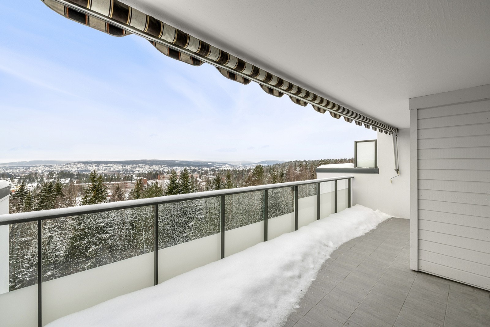 Balkong på 16 kvm. Her kan man nyte dag- og kveldssol, og ikke minst flotte solnedganger. Galleribilde