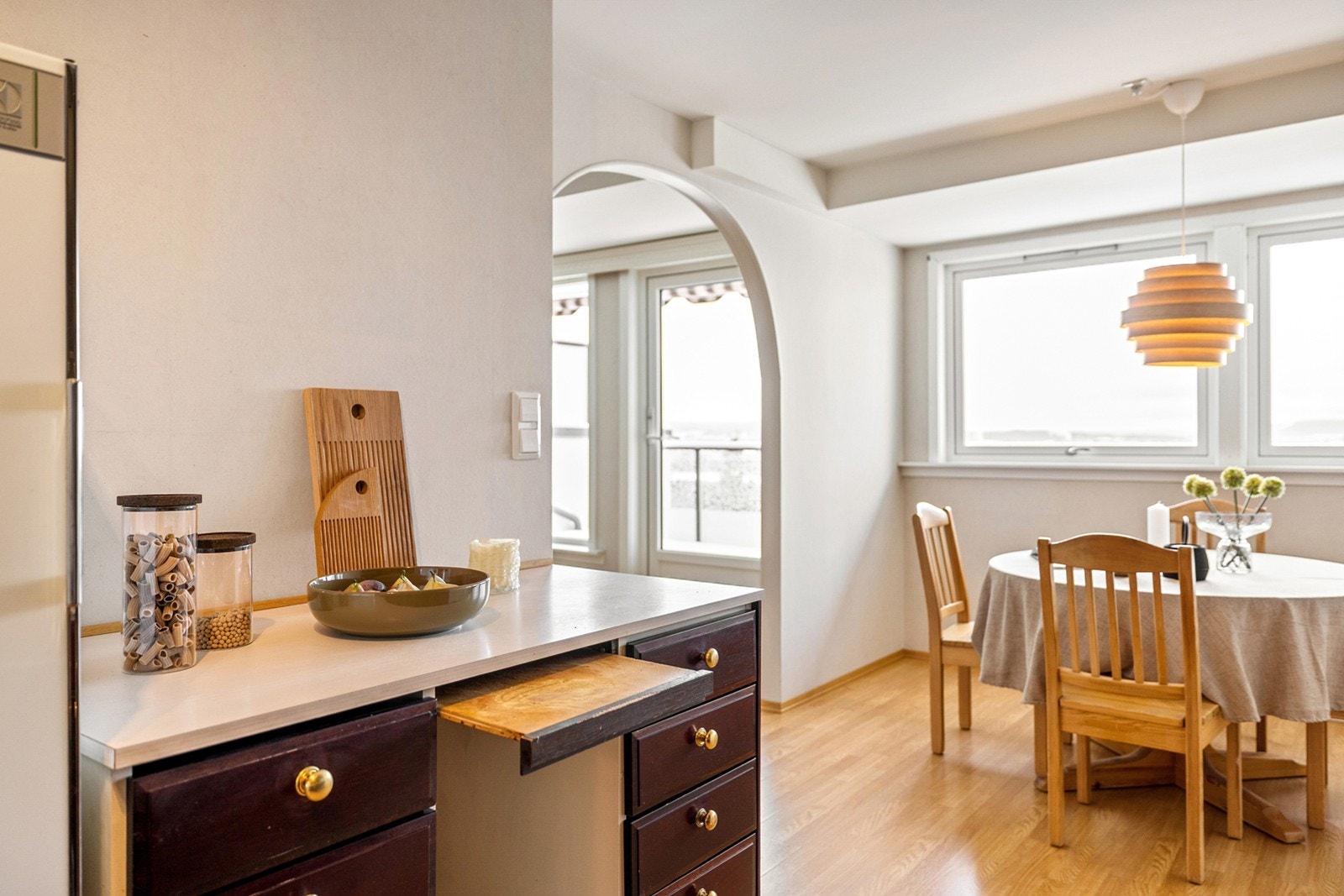 Store vindusflater gir godt lysinnslipp og skaper en behagelig atmosfære. Galleribilde