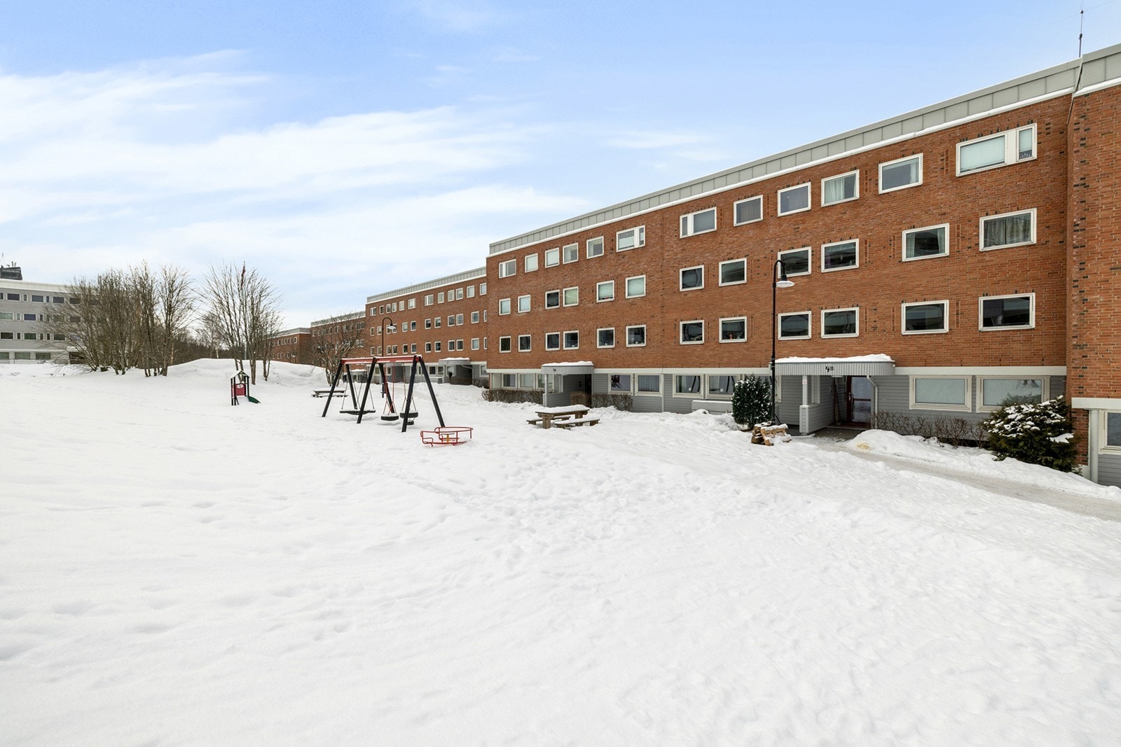 Borettslaget felles tomt er pent opparbeidet med store plenarealer, lekeplasser, gjesteparkering og internveier. Galleribilde