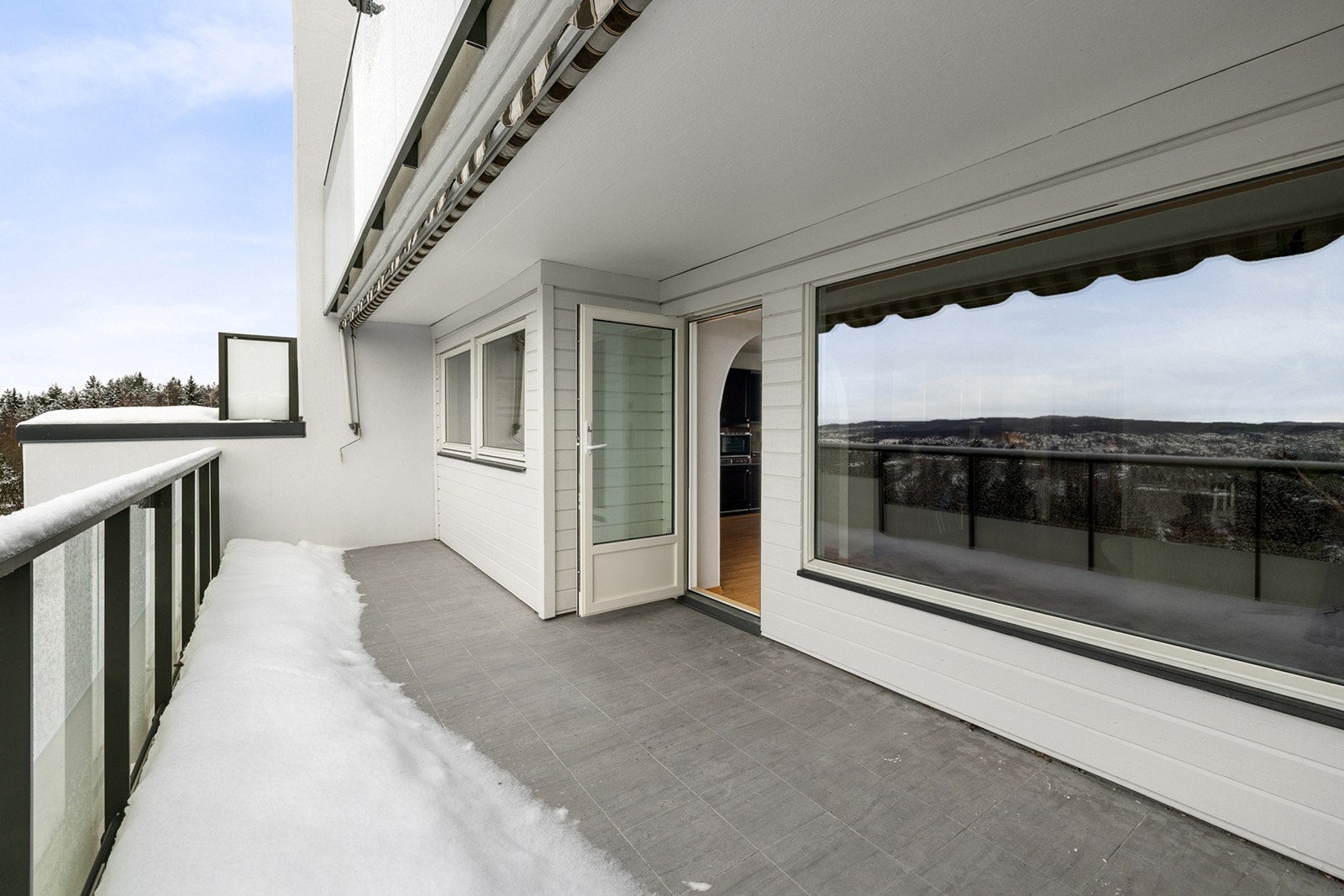 Solrik, vestvendt, balkong på hele 16 kvm. Balkongen er utstyrt med markise som gir god solskjerming på varme dager. Balkongene ble pusset opp i regi av borettslaget 2025. Galleribilde