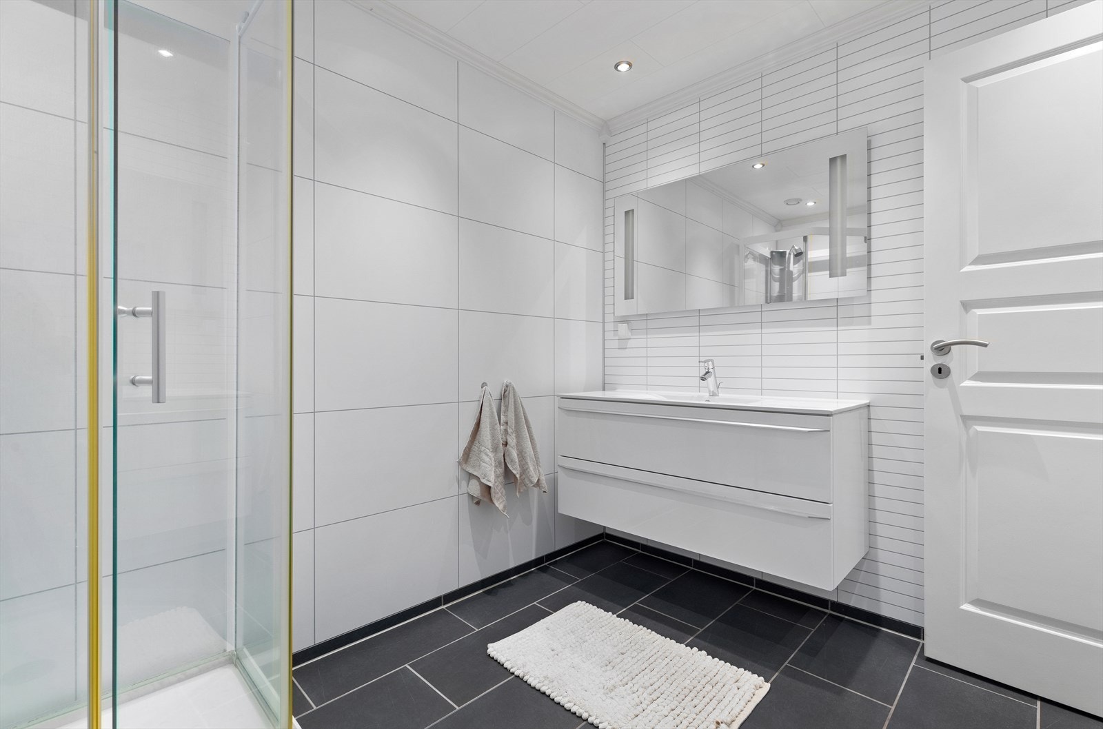 Pent baderom med dusjkabinett Galleribilde