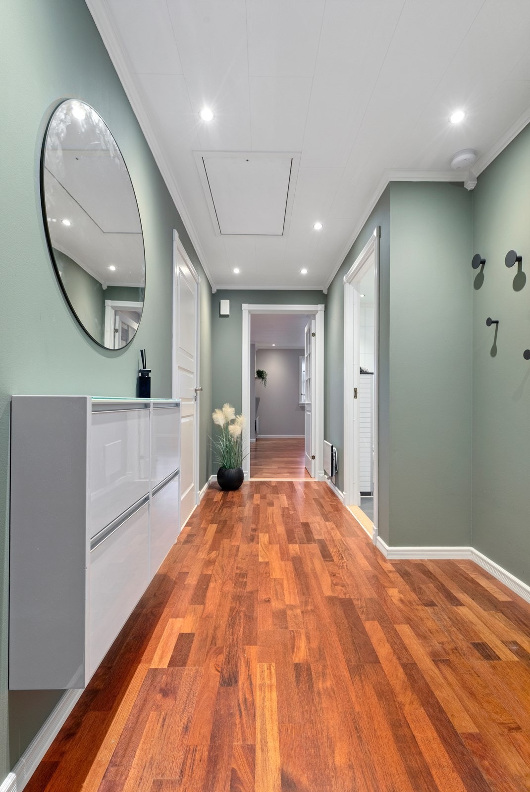 Et innbydende inngangsparti tard eg inn i boligen Galleribilde