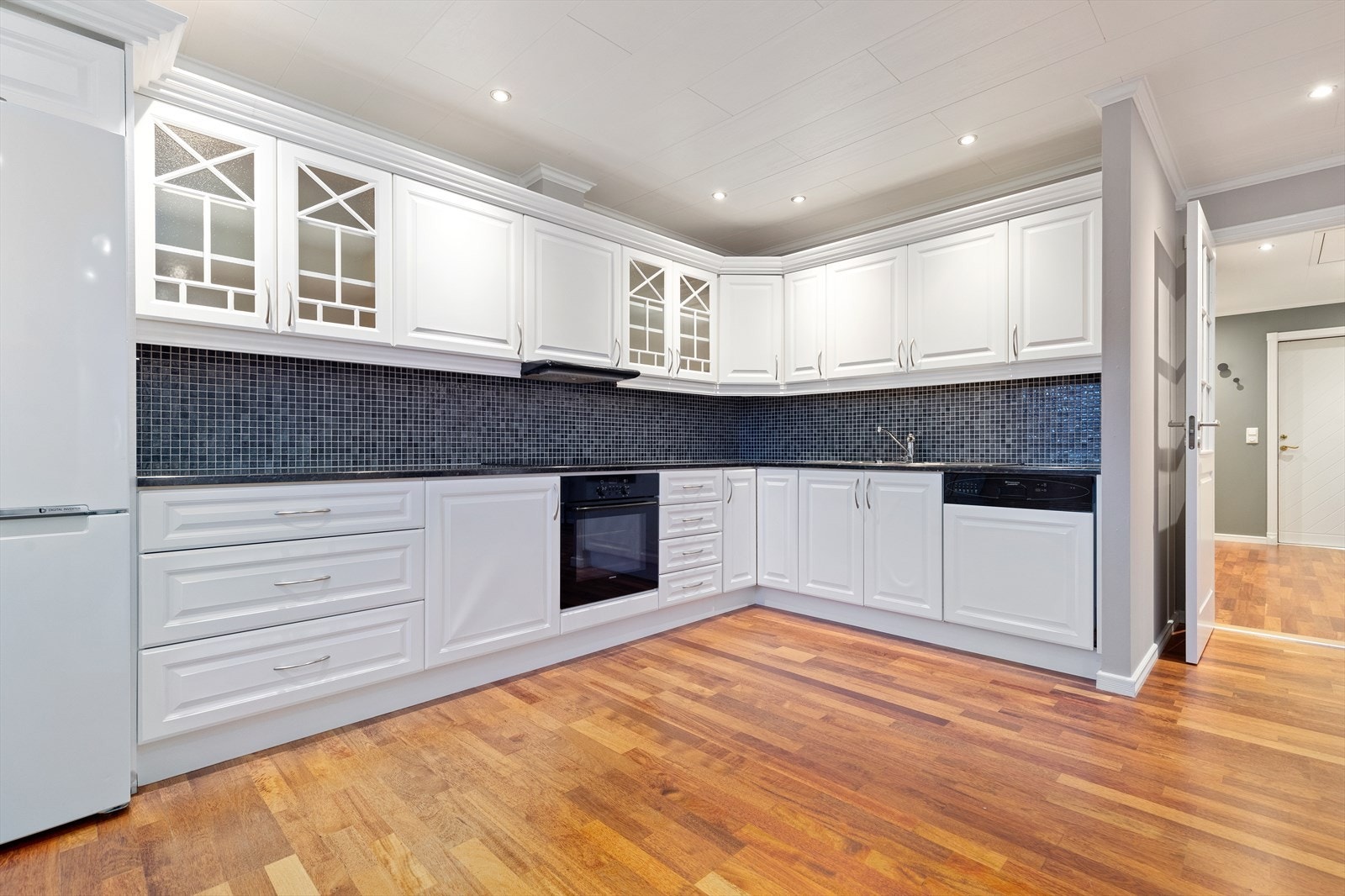 Pent kjøkken med en tidløs utforming Galleribilde