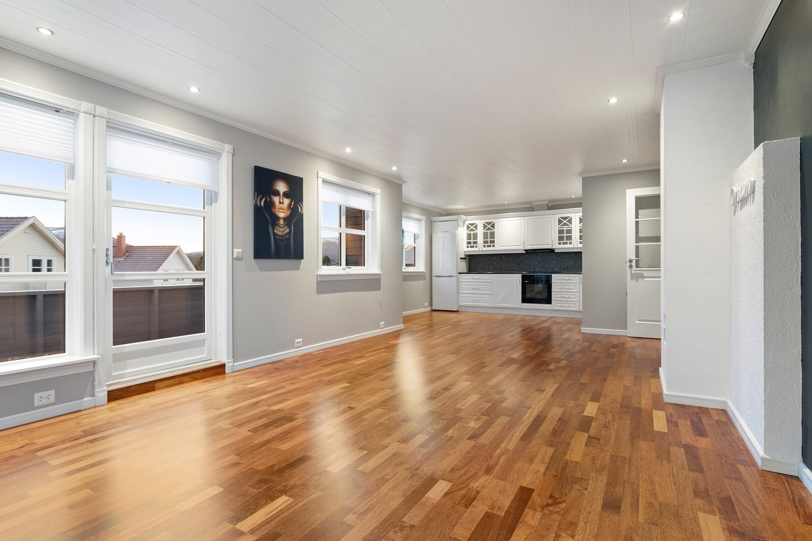 Boligen har en åpen stue/kjøkken løsning som gir en god romfølelse i leiligheten Galleribilde