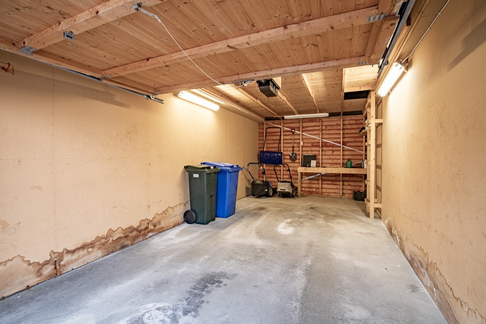 Dyp garasje med plass for arbeidsbenk og hems for lagrin Galleribilde