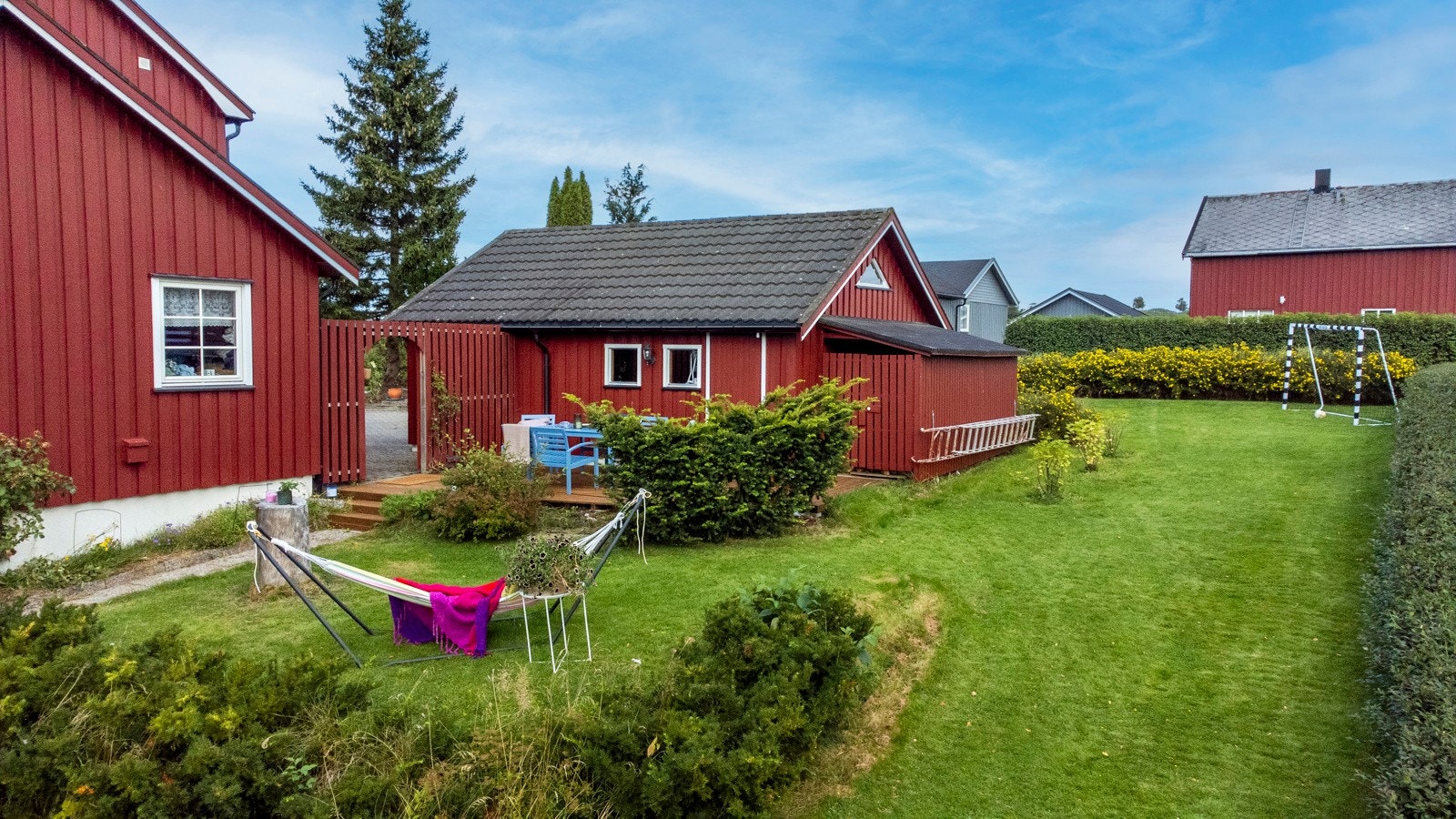 Fra boligen er det gangavstand til barnehager og skole. Galleribilde