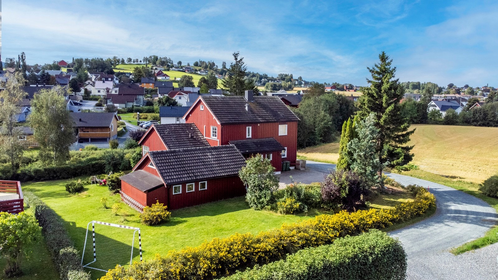 Romslig og skjermet tomt. Dobbelgarasje med tilhørende bod i bakkant. Galleribilde