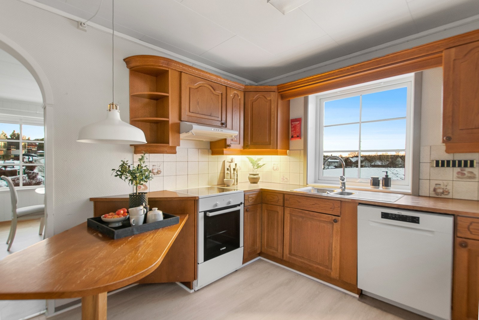 På kjøkken er det også plass for spisebord med stoler. Galleribilde