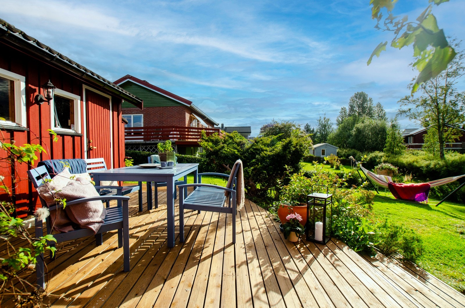 Boligen har flere, solrike uteplasser. Galleribilde