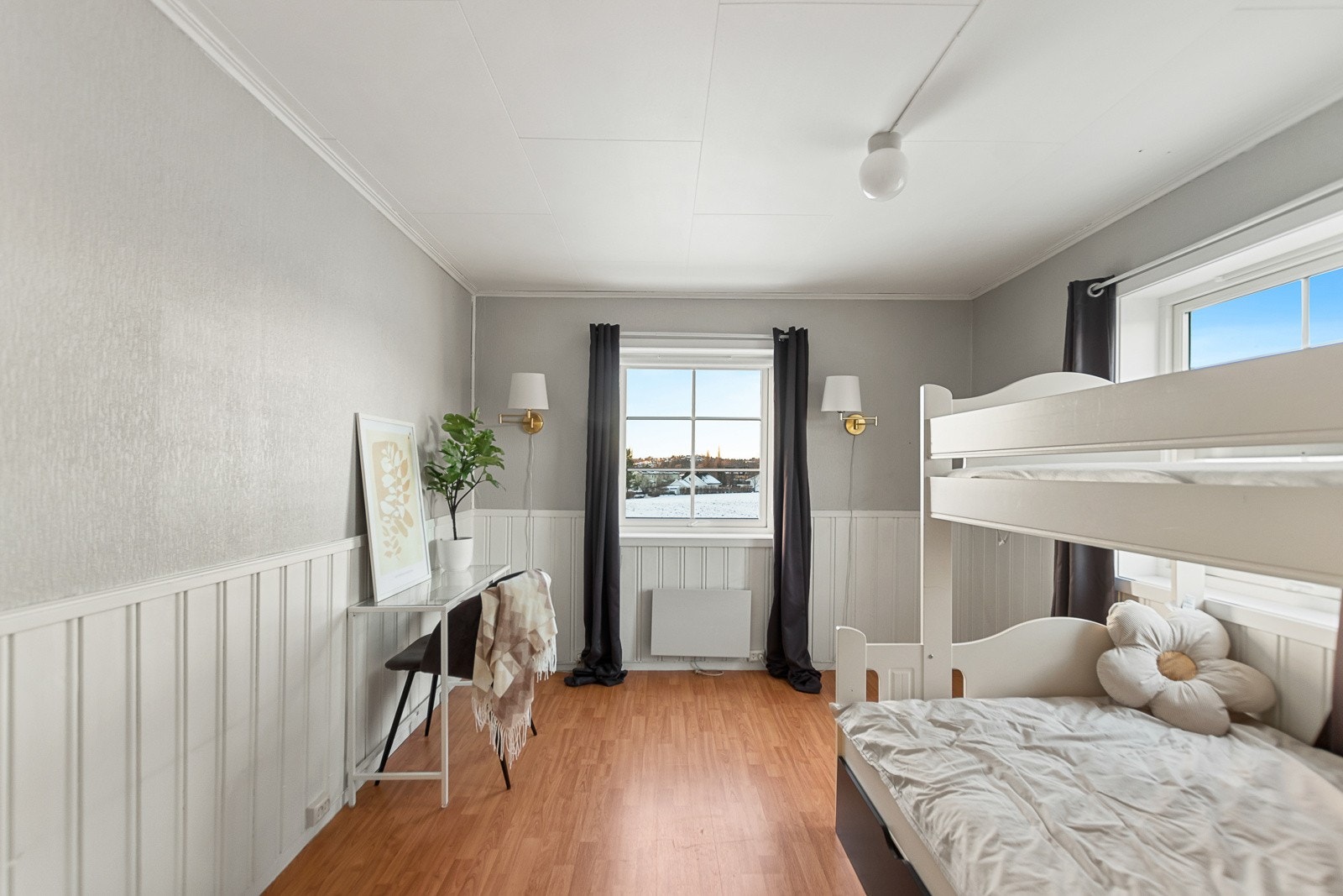 Godt med plass til både seng og garderobeskap. Galleribilde