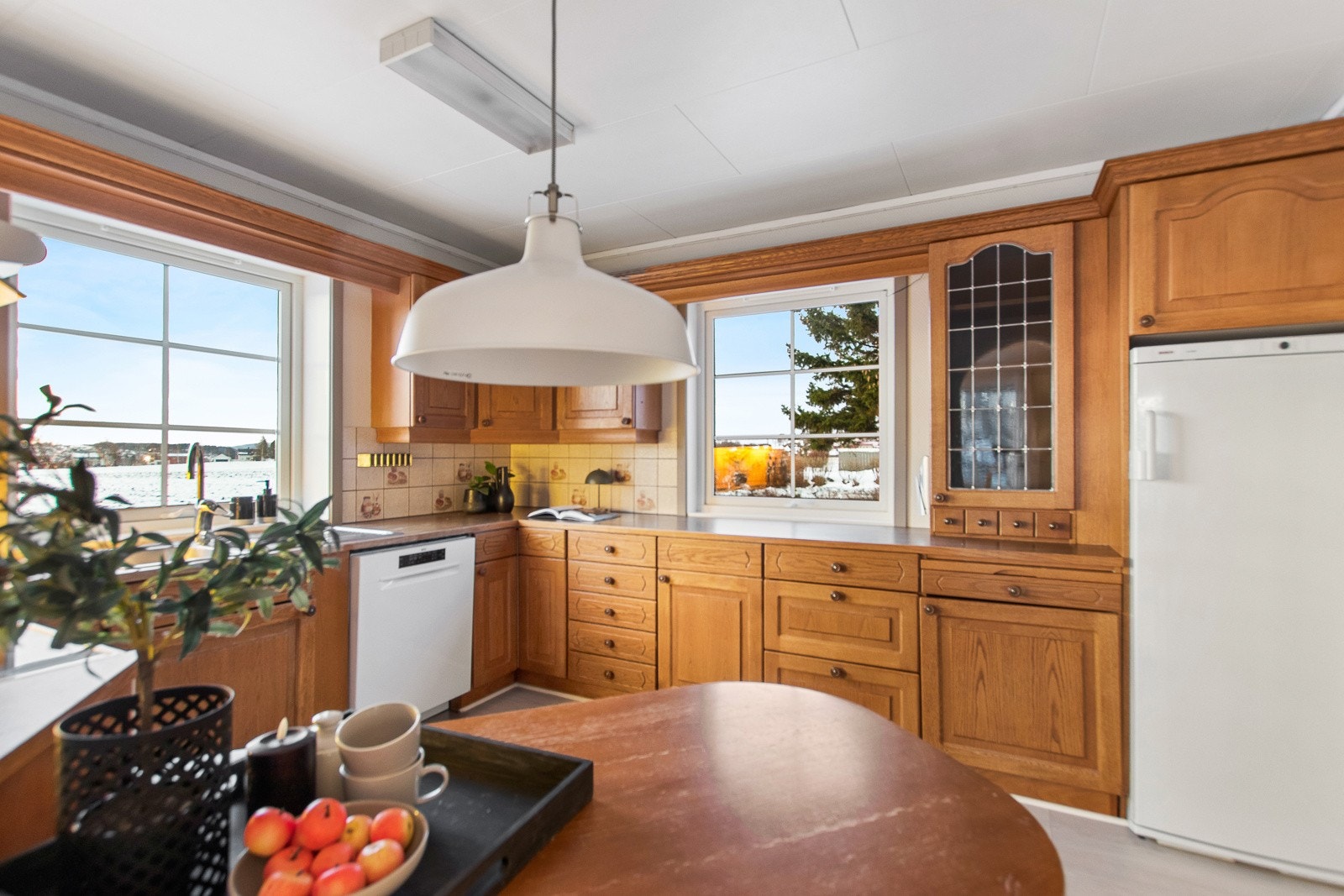 Adskilt kjøkken med godt med skap- og benkeplass. Galleribilde